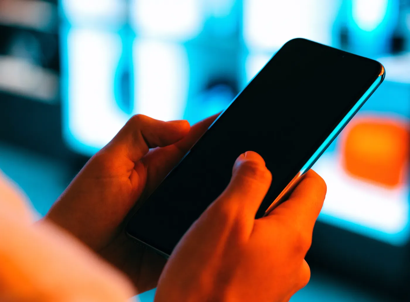 Manos sosteniendo un teléfono para enviar el enlace del pedido
